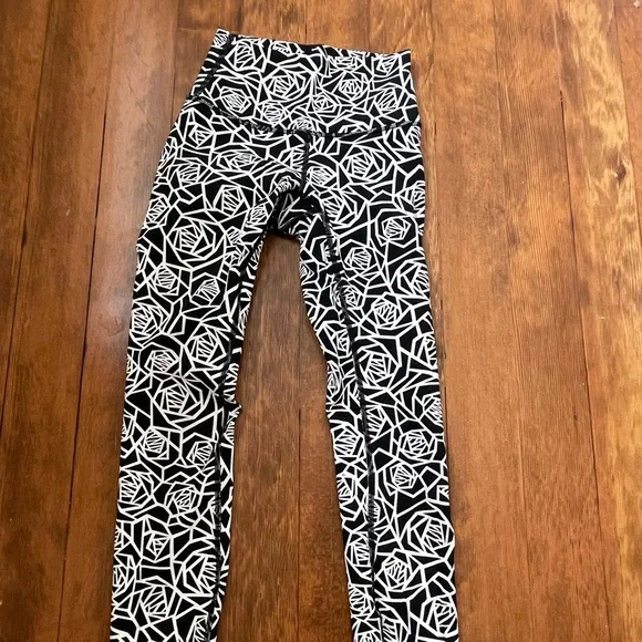 Lululemon leggings size 2 - Picture 1 of 2